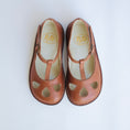 Gallery viewerに画像を読み込む, PèPè レザーサンダル|Lucy Cutout T-Strap Leather Sandals
