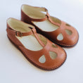 Gallery viewerに画像を読み込む, PèPè レザーサンダル|Lucy Cutout T-Strap Leather Sandals