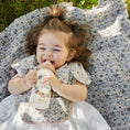 Gallery viewerに画像を読み込む, Elodie Baby Bibs
